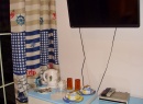 Komfortowy pokój ( pok. nr2) z łóżkiem Queen-size, LCD-SAT-TV, lodówką, czajnikiem, filiżankami, talerzykami, sztućcami, łazienką (ręczniki, mydło w płynie), balkonem ( meble balkonow