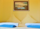 Komfortowy pokój ( pok. nr3) z łóżkiem Queen-size, LCD-SAT-TV, lodówką, czajnikiem, filiżankami, talerzykami, sztućcami, łazienką (ręczniki, mydło w płynie), balkonem ( meble balkonowe )