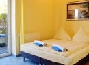 Komfortowy pokój ( pok. nr 3) z łóżkiem Queen-size, LCD-SAT-TV, lodówką, czajnikiem, filiżankami, talerzykami, sztućcami, łazienką (ręczniki, mydło w płynie), balkonem ( meble balkonowe )