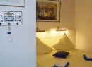 Komfortowy pokój ( pok. nr 2) z łóżkiem Queen-size, LCD-SAT-TV, lodówką, czajnikiem, filiżankami, talerzykami, sztućcami, łazienką (ręczniki, mydło w płynie), balkonem ( meble balkonowe