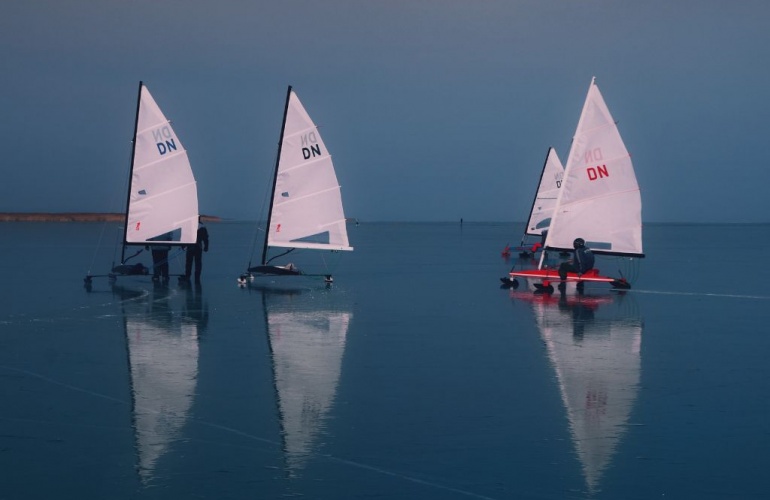 Bojery zimą w Mikołajkach – historia, zasady, sprzęt i lokalizacje