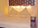 Komfortowy pokój ( pok. nr 3) z łóżkiem Queen-size LCD-SAT-TV, lodówką, czajnikiem, filiżankami, talerzykami, sztućcami, łazienką (ręczniki, mydło w płynie), balkonem ( meble balkonowe )