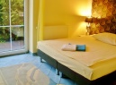 Komfortowy pokój ( pok. nr 3) z łóżkiem Queen-size, LCD-SAT-TV, lodówką, czajnikiem, filiżankami, talerzykami, sztućcami, łazienką (ręczniki, mydło w płynie), balkonem ( meble balkonowe )