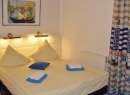Komfortowy pokój ( pok. nr 2) z łóżkiem Queen-size LCD-SAT-TV, lodówką, czajnikiem, filiżankami, talerzykami, sztućcami, łazienką (ręczniki, mydło w płynie), balkonem ( meble balkonowe )
