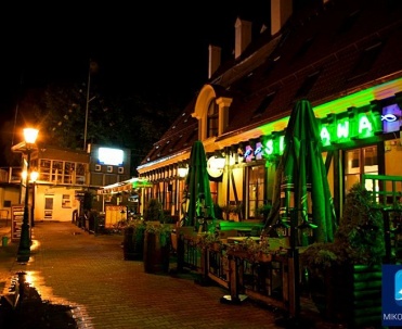 Mikołajki nocą – oświetlone ulice w sercu Mazur