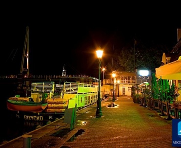 Port w Mikołajkach o zmroku – nocne światła nad wodą