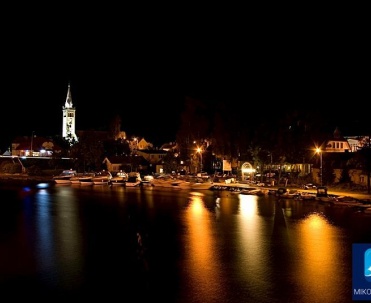 Nocna panorama Mikołajek – spokojny wieczór nad jeziorem